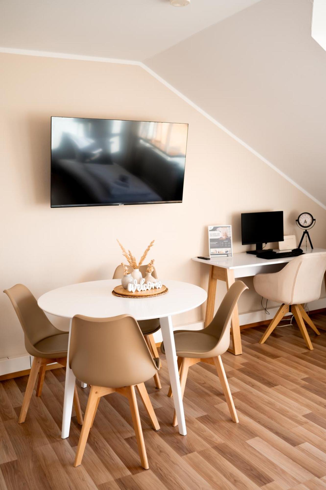 C4S Come4Stay Altoetting - 3-Zi Whg I Zentrale Lage I Parkplatz I Balkon I Wifi I Smarttv I 1 Kingsize, 1 Queensize Bett I Office Arbeitsplatz I Wohnbereich Mit Couch Und Essbereich I Voll Ausgestattete Kueche I Nespresso Exteriér fotografie